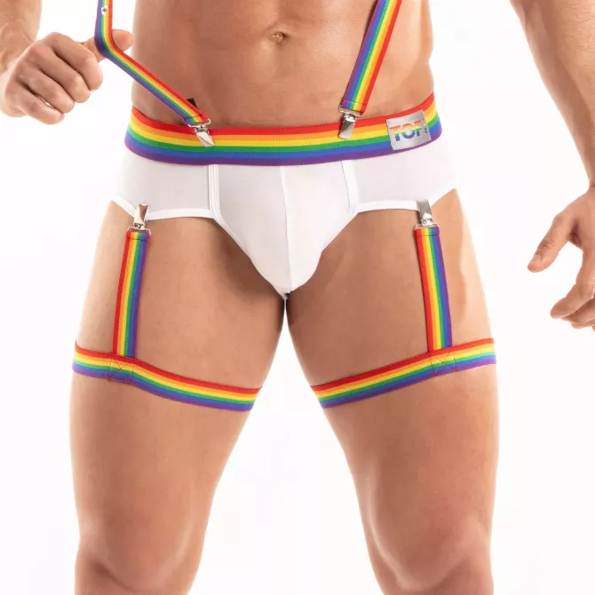 Le Harnais De Cuisse Pride Porté Avec Un Briefs Blanc