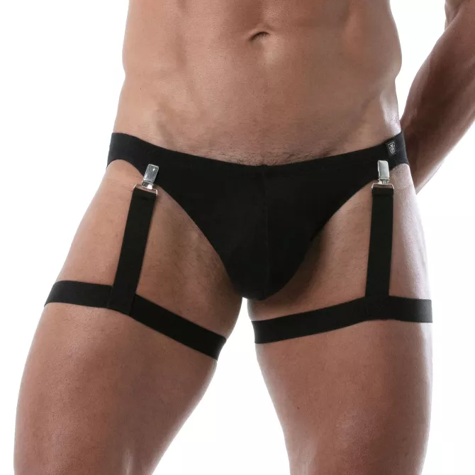 Harnais de cuisse noir avec un slip noir
