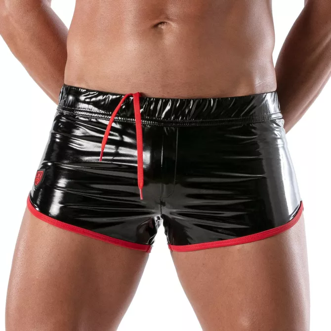short pour homme en vinyl noir et rouge de face vu de près