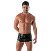 homme portant un short fetish en vinyl noir et blanc de face avec un plan large
